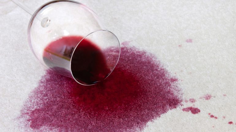 Ako odstrániť škvrny od červeného vína
